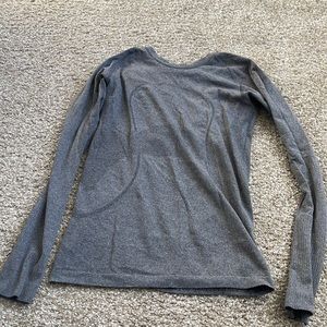Lululemon long sleeve with thumb hole details
